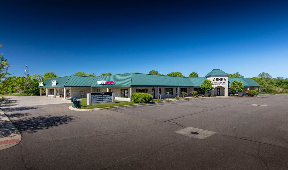 21200 Pontiac Trl, South Lyon, MI à louer - Photo du bâtiment - Image 1 de 3