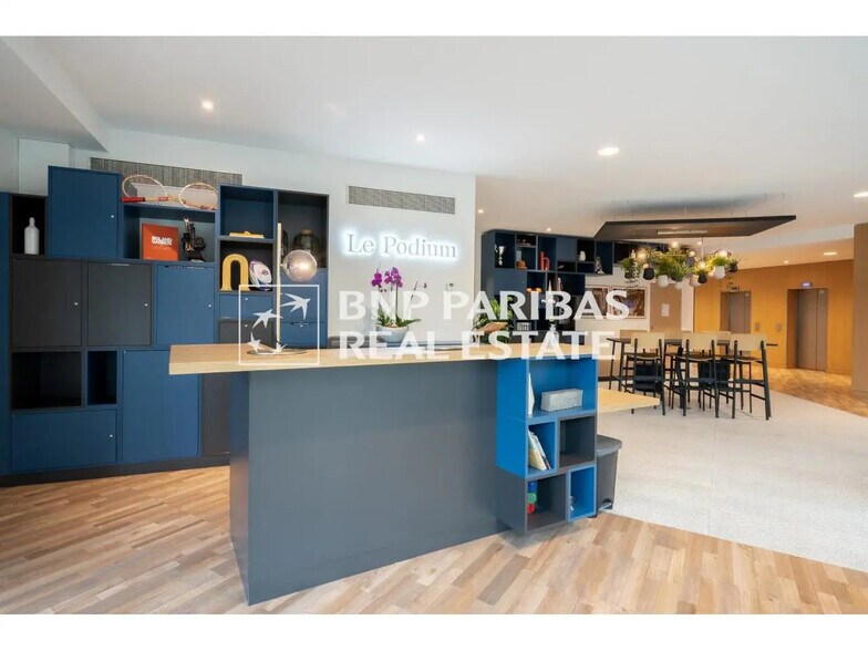 Bureau dans Saint-Denis à louer - Photo du bâtiment - Image 2 de 12