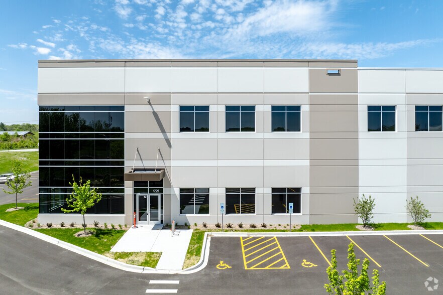 1700 Madeline Ln, Elgin, IL à louer - Photo du bâtiment - Image 3 de 4