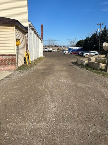 27300 Ecorse Rd, Taylor, MI à louer - Photo du bâtiment - Image 2 de 14