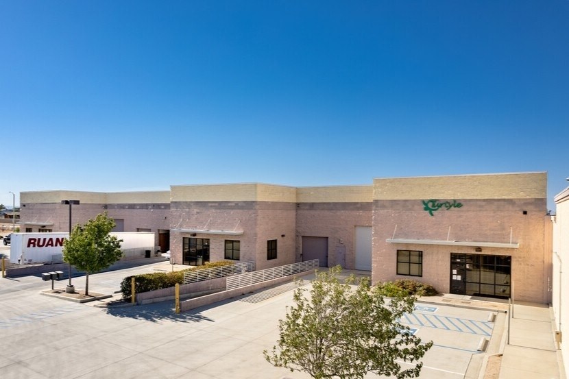 715 E Avenue L-8, Lancaster, CA à louer - Photo du bâtiment - Image 3 de 5