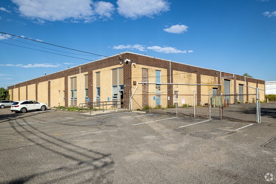 7 Grand Blvd, Brentwood, NY for lease - Primary Photo - Image 1 of 8