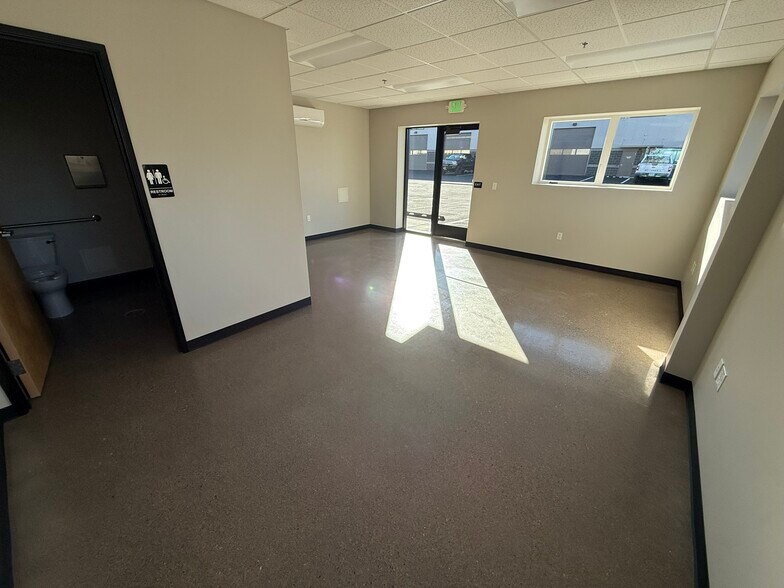 20723 Brinson Blvd, Bend, OR à louer - Photo du bâtiment - Image 3 de 12