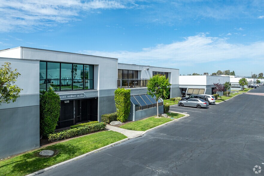 1223 N Tustin Ave, Anaheim, CA à vendre - Photo du bâtiment - Image 2 de 5