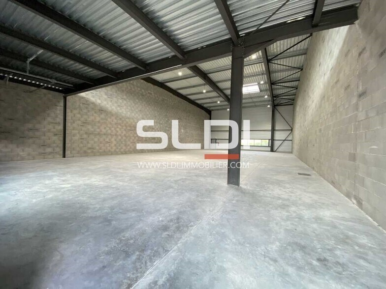 Flex in Dagneux for lease - Interior Photo - Image 2 of 6