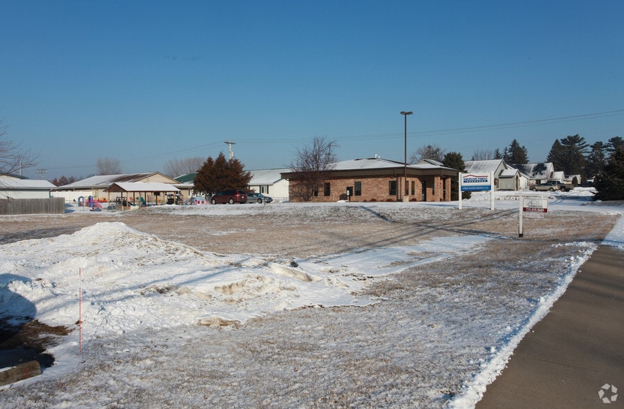 1819 Wilson St, Menomonie, WI for sale - Primary Photo - Image 1 of 1