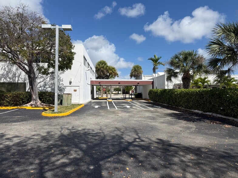 2434 Hollywood Blvd, Hollywood, FL à vendre - Photo du bâtiment - Image 2 de 54