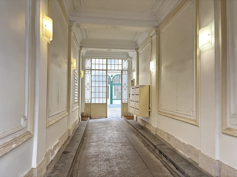 33 Rue Godot De Mauroy, Paris for lease - Lobby - Image 3 of 11