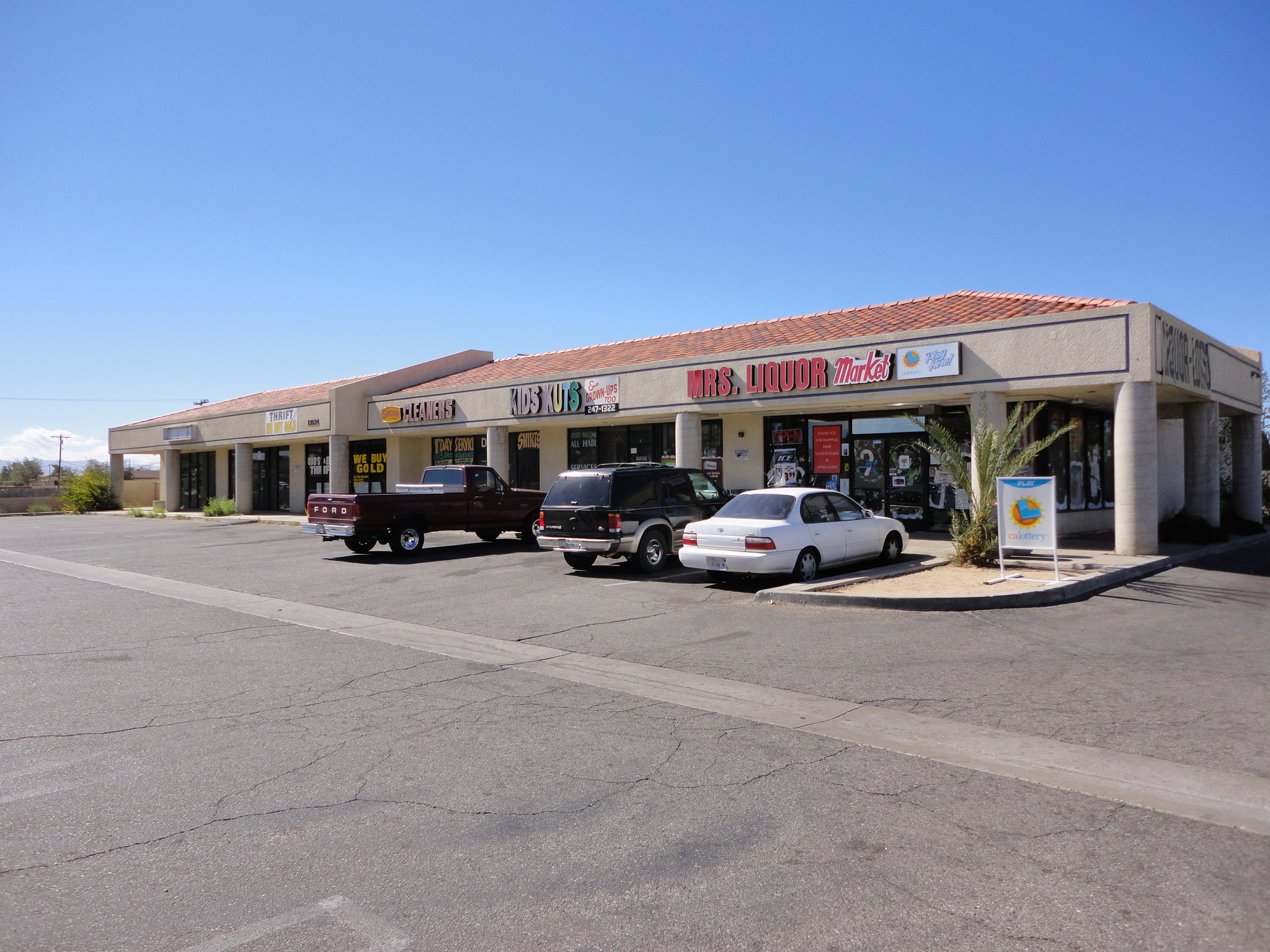 13534 Navajo Rd, Apple Valley, CA for lease Building Photo- Image 1 of 16