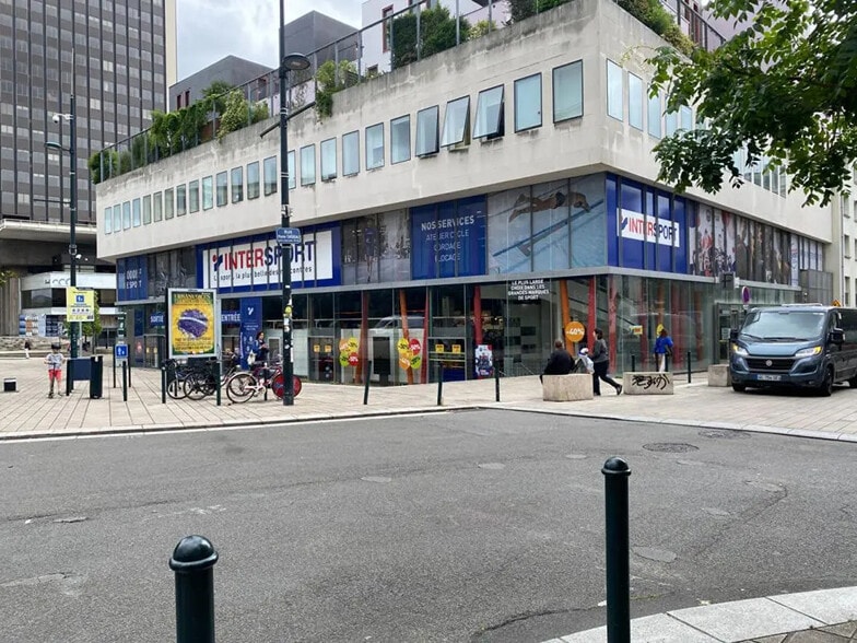 Retail in Nantes for lease - Building Photo - Image 2 of 6