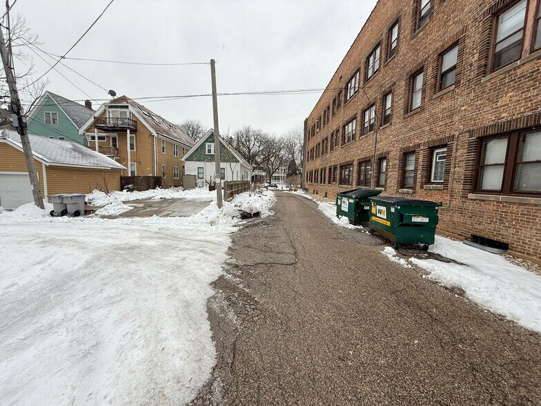 2628 N Humboldt Blvd, Milwaukee, WI à vendre - Photo du bâtiment - Image 3 de 13