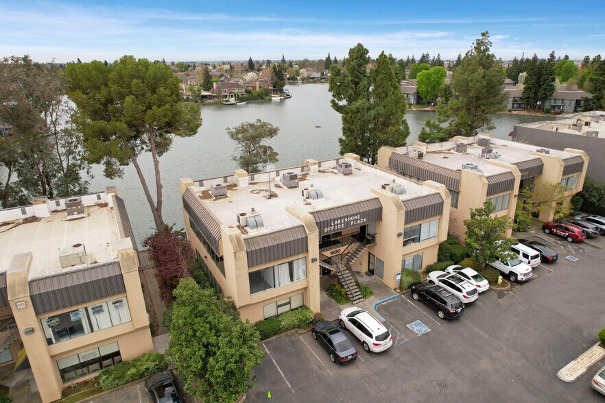 1820 W Kettleman Ln, Lodi, CA à vendre - Photo du bâtiment - Image 2 de 14