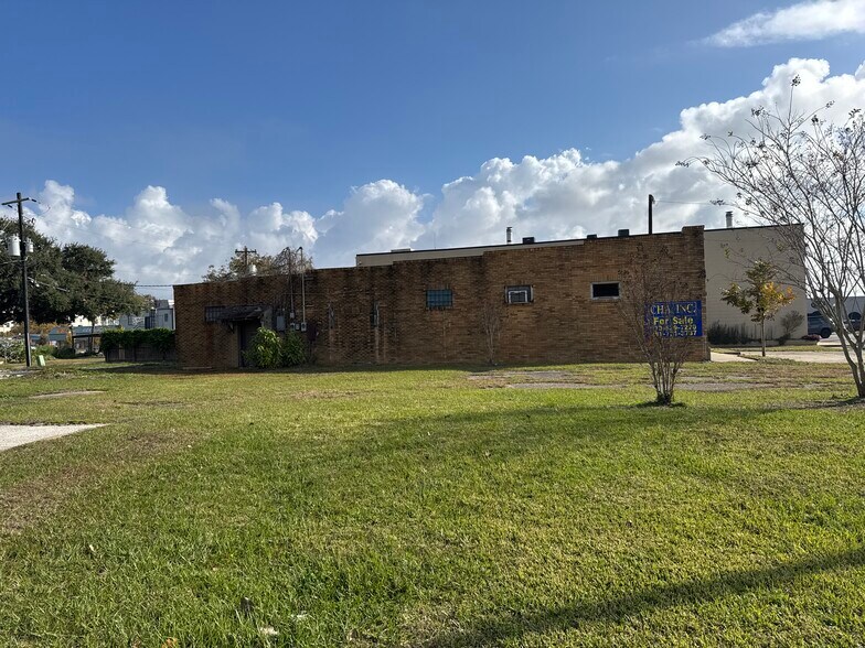 130 W Myrtle St, Angleton, TX à vendre - Photo du bâtiment - Image 2 de 6