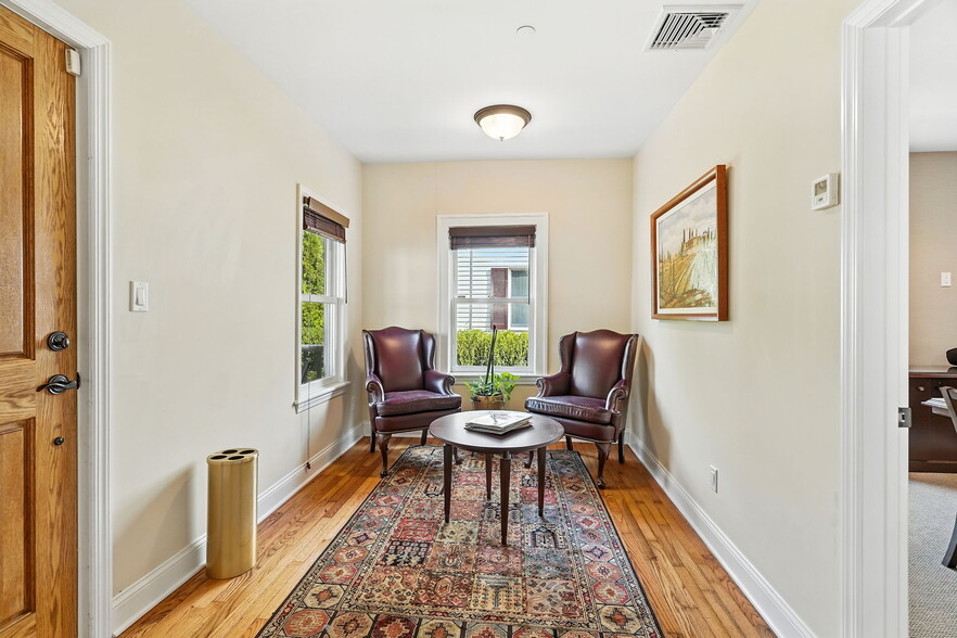 93 N Greeley Ave, Chappaqua, NY for sale - Interior Photo - Image 2 of 9