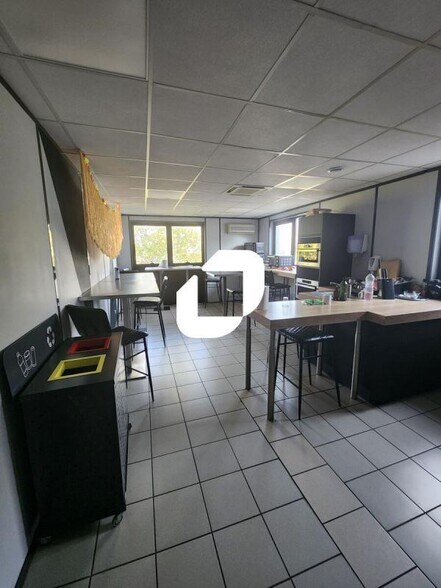 Flex in Créteil for sale - Interior Photo - Image 3 of 12