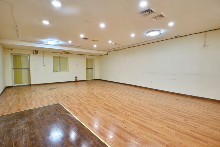 133-40 37th Ave, Flushing, NY à louer - Photo intérieure - Image 2 de 5