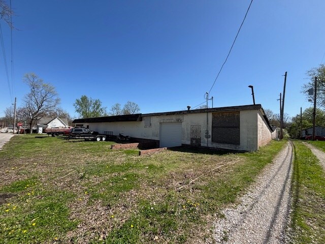 702 S 7th St, Boonville, IN à vendre - Photo du bâtiment - Image 3 de 12