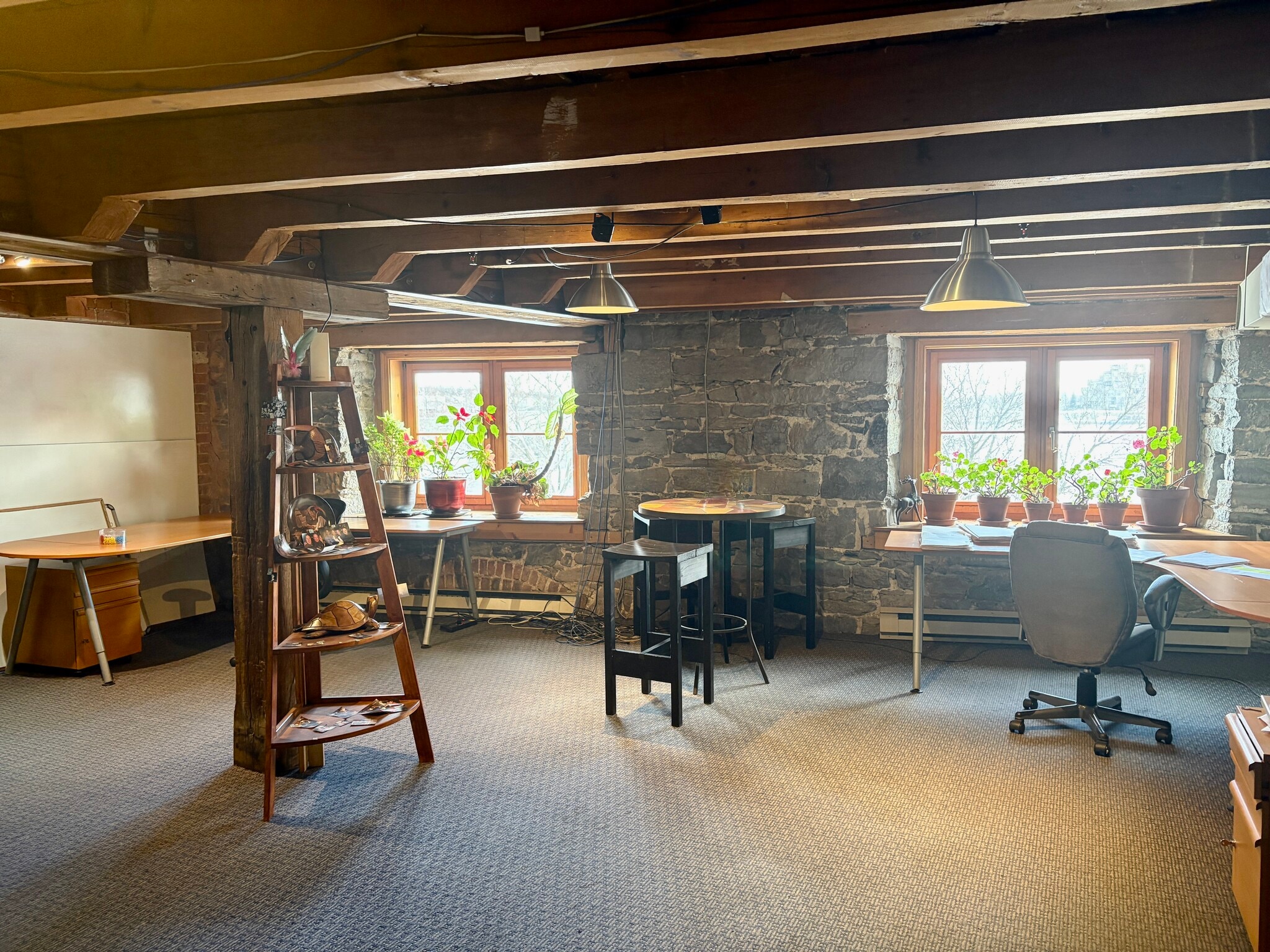 217 Rue De La Commune O, Montréal, QC à louer Photo intérieure- Image 1 de 5