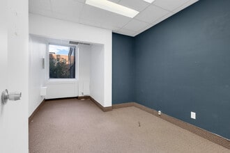 5843-5847 Ch De La Côte-Des-Neiges, Montréal, QC for lease Interior Photo- Image 1 of 4