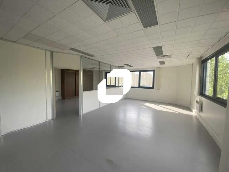 Office in SAINT-OUEN-L'AUMONE for lease - Interior Photo - Image 1 of 6