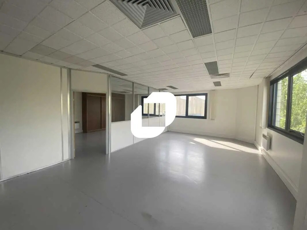 Office in SAINT-OUEN-L'AUMONE for lease Interior Photo- Image 1 of 7