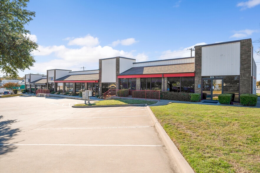 915-921 N Mill St, Lewisville, TX for lease - Building Photo - Image 3 of 4