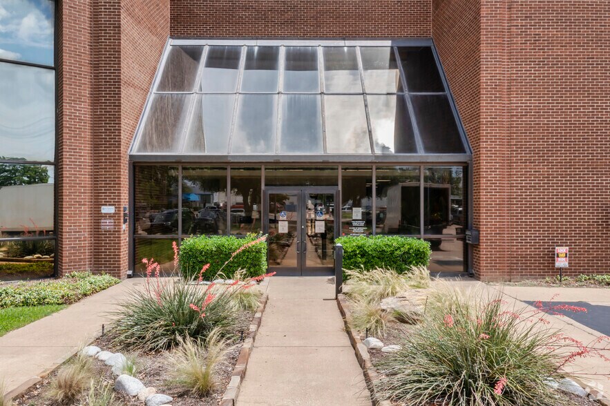 1401 N Central Expy, Richardson, TX à louer - Photo du bâtiment - Image 3 de 7