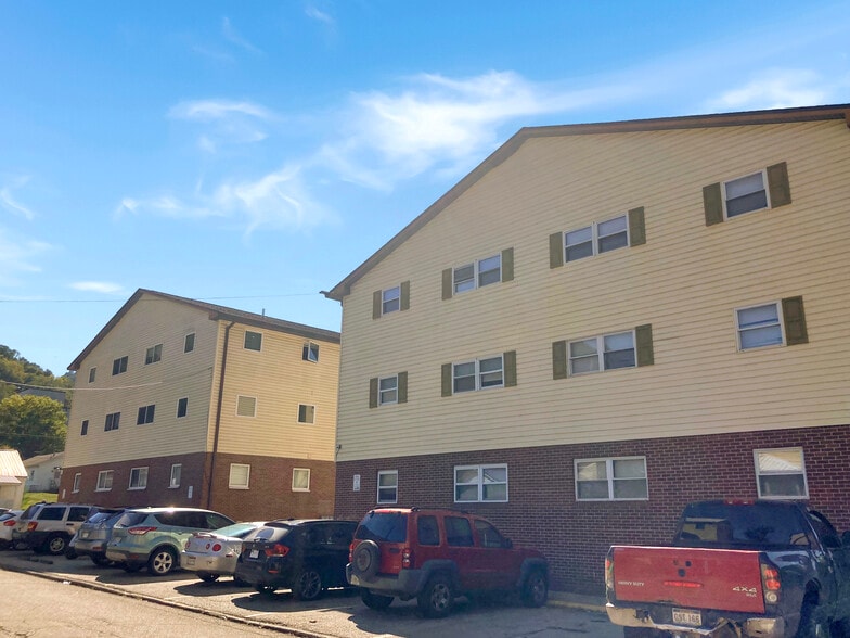 800 4th Ave, Montgomery, WV for sale - Building Photo - Image 1 of 7