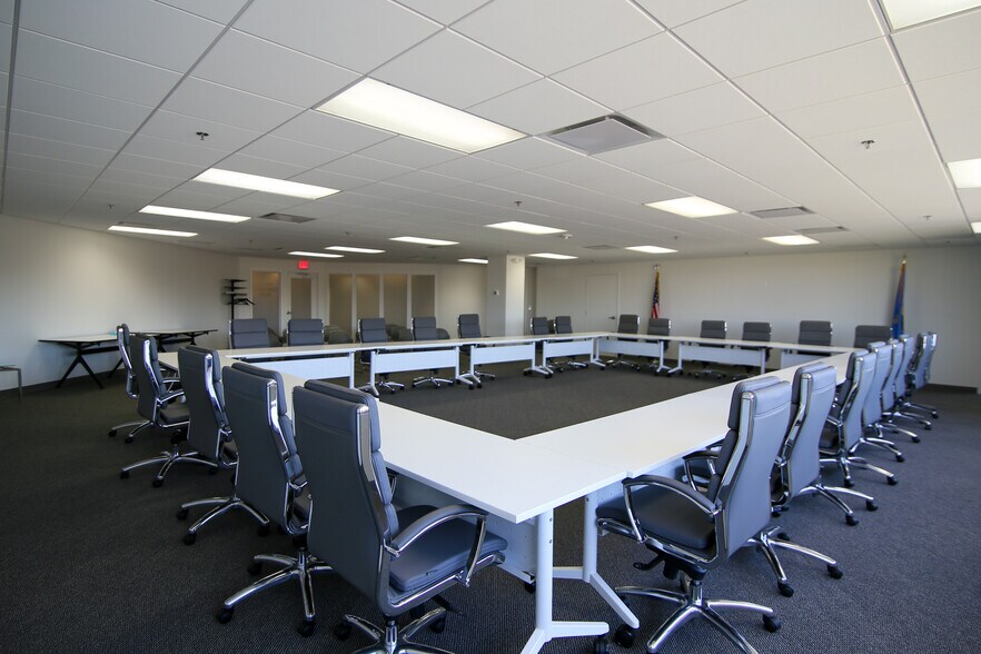 301 NW 63rd St, Oklahoma City, OK à louer - Photo intérieure - Image 3 de 14