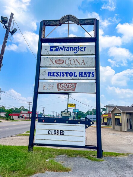 1080 N Main St, Vidor, TX à louer - Photo du bâtiment - Image 3 de 7