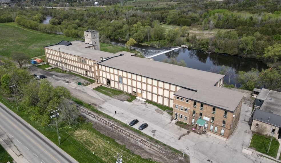 215 Queen St W, Cambridge, ON for lease - Building Photo - Image 3 of 12