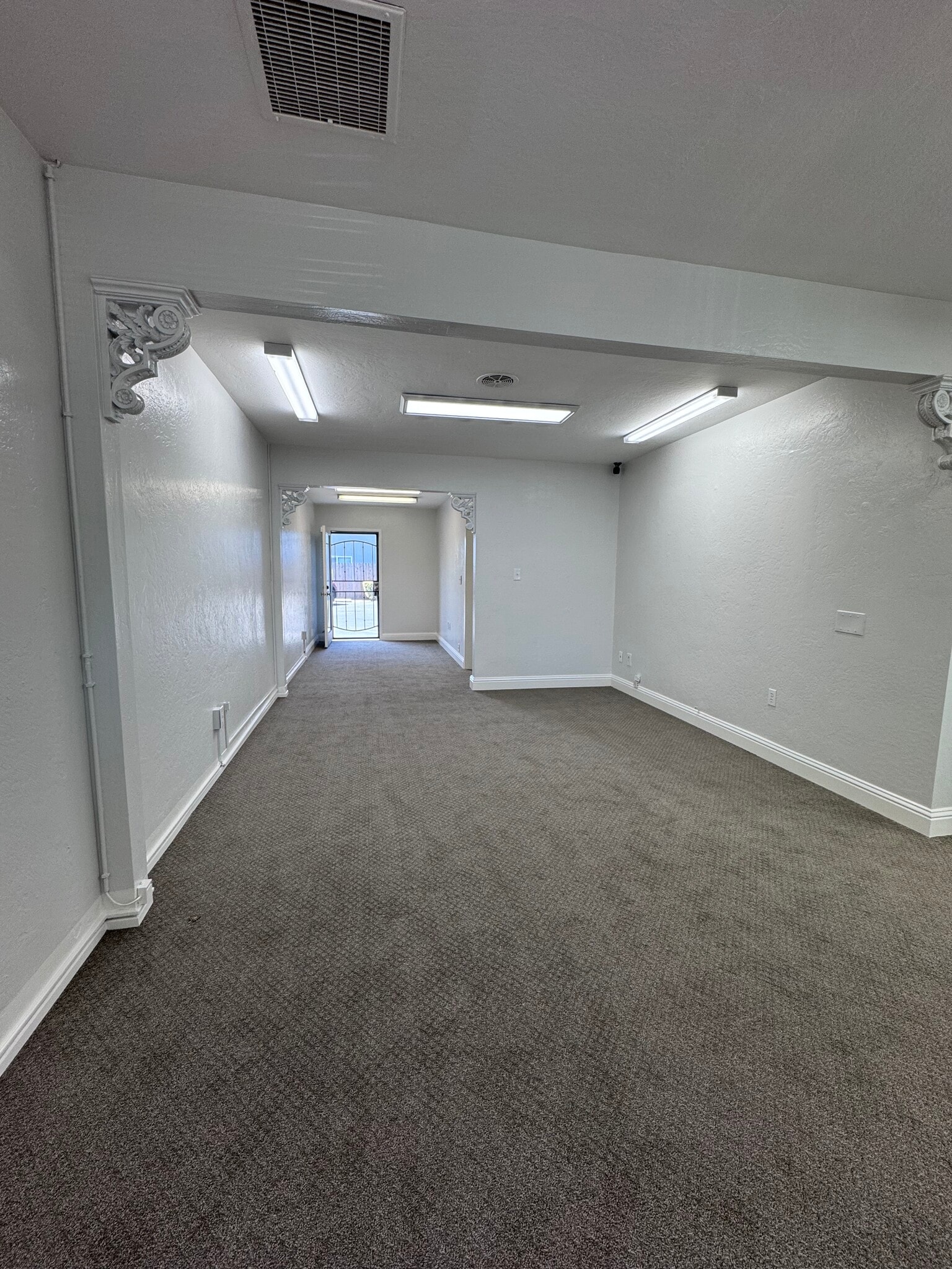 800-816 W Lodi Ave, Lodi, CA à louer Photo intérieure- Image 1 de 8