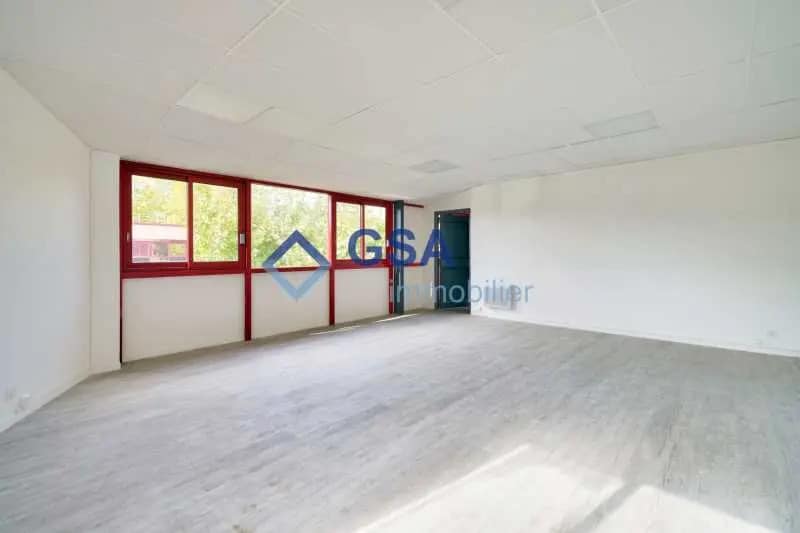 Office in Bondoufle for lease - Interior Photo - Image 3 of 5