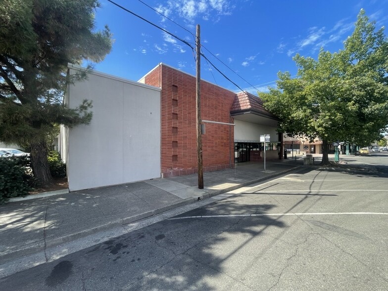 1810 Market St, Redding, CA for lease - Primary Photo - Image 1 of 11