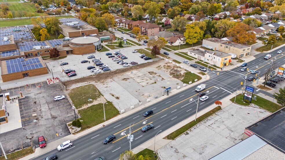 2410-12-16-2488 Tecumseh W Rd, Windsor, ON à vendre - Photo du bâtiment - Image 3 de 11