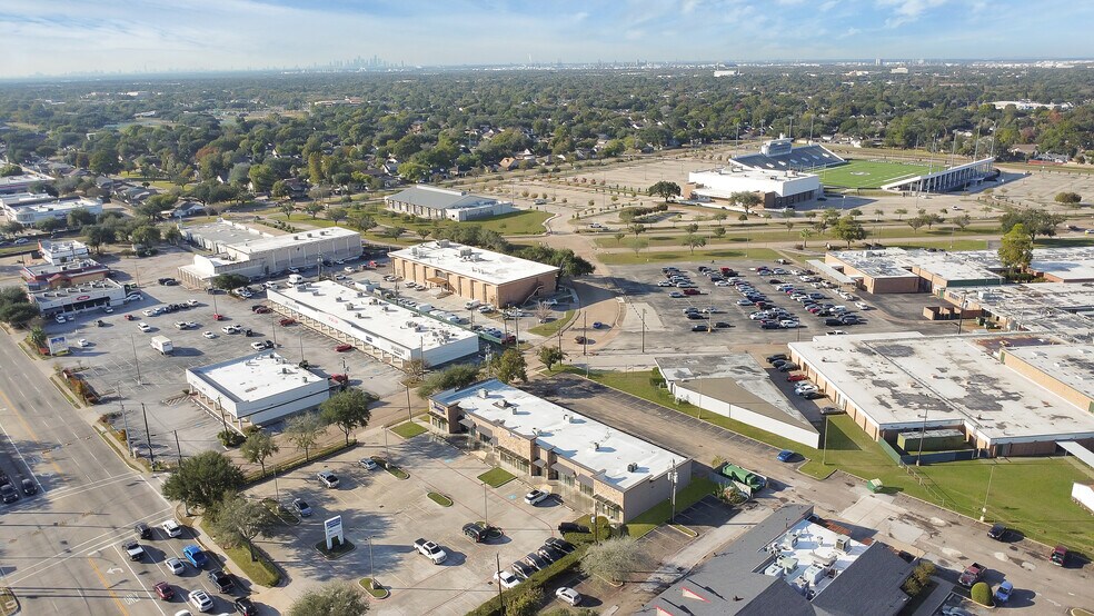 4001 Spencer Hwy, Pasadena, TX à louer - Photo du bâtiment - Image 2 de 9