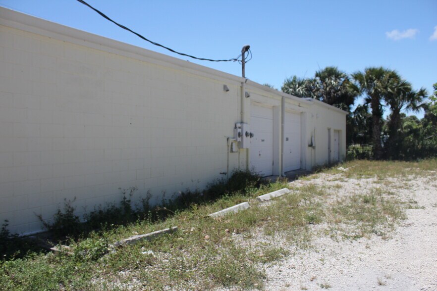 2659-2679 NE Dixie Hwy, Jensen Beach, FL à vendre - Photo du bâtiment - Image 3 de 10
