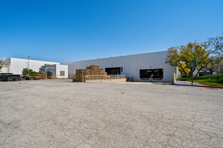 5651 E Francis St, Ontario, CA à vendre - Photo du bâtiment - Image 3 de 5