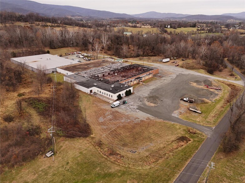 113 Aileen Rd, Flint Hill, VA à vendre - Photo du bâtiment - Image 2 de 61