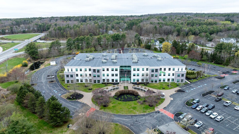 70 Gray Rd, Falmouth, ME à vendre - Photo du bâtiment - Image 2 de 13