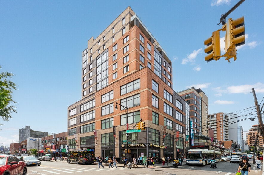 39-16 Prince St, Flushing, NY for lease - Building Photo - Image 1 of 29