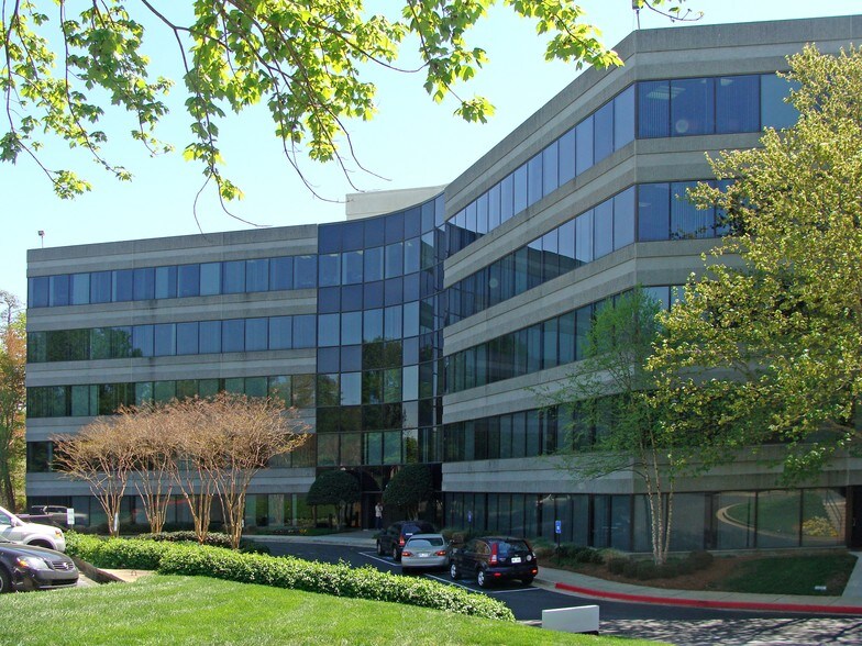 6000 Lake Forrest Dr NW, Atlanta, GA à louer - Photo du bâtiment - Image 1 de 1