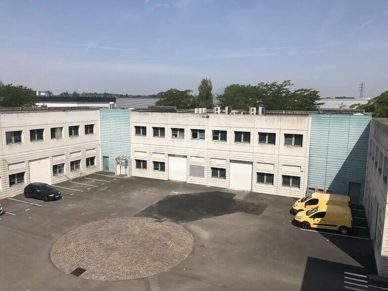 Bureau dans Lisses à louer - Photo du bâtiment - Image 2 de 12