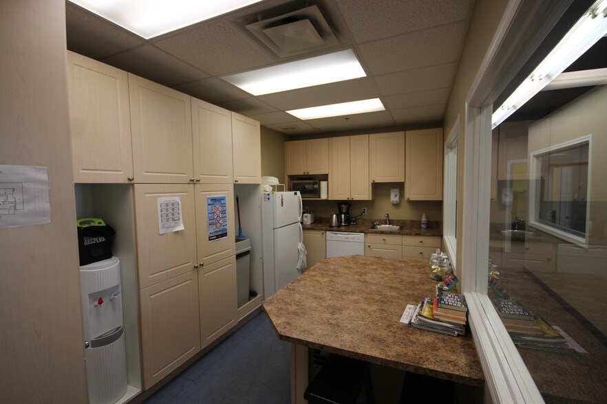 17604-17620 107 Av NW, Edmonton, AB à louer - Photo intérieure - Image 3 de 7