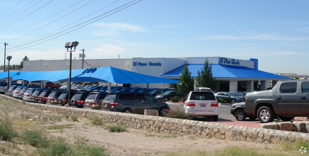 1490 Lee Trevino Dr, El Paso, TX à louer - Photo principale - Image 2 de 5