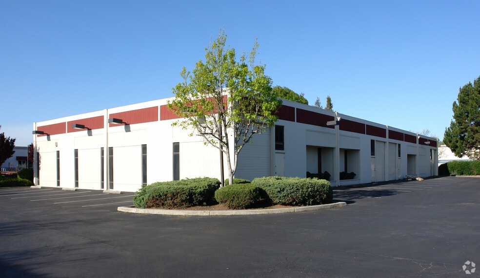 2211 Fortune Dr, San Jose, CA à louer - Photo du bâtiment - Image 3 de 4