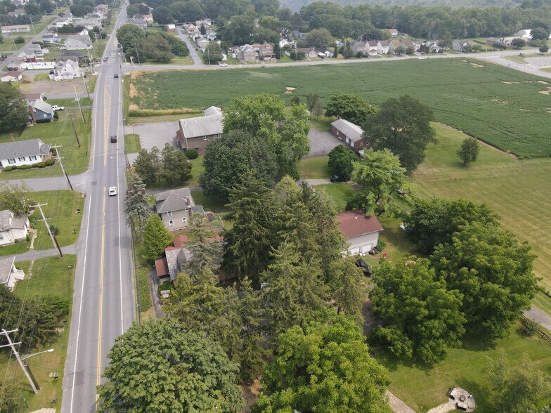 328 E Lawn Rd, Nazareth, PA à vendre - Photo du bâtiment - Image 3 de 5