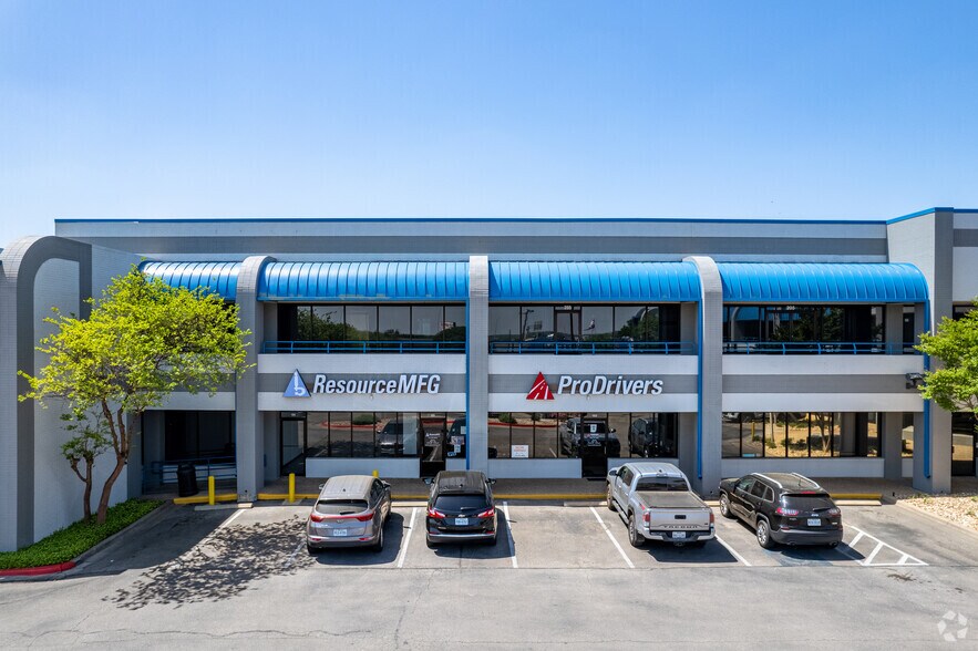 911 Anderson Ln W, Austin, TX à louer - Photo du bâtiment - Image 3 de 7