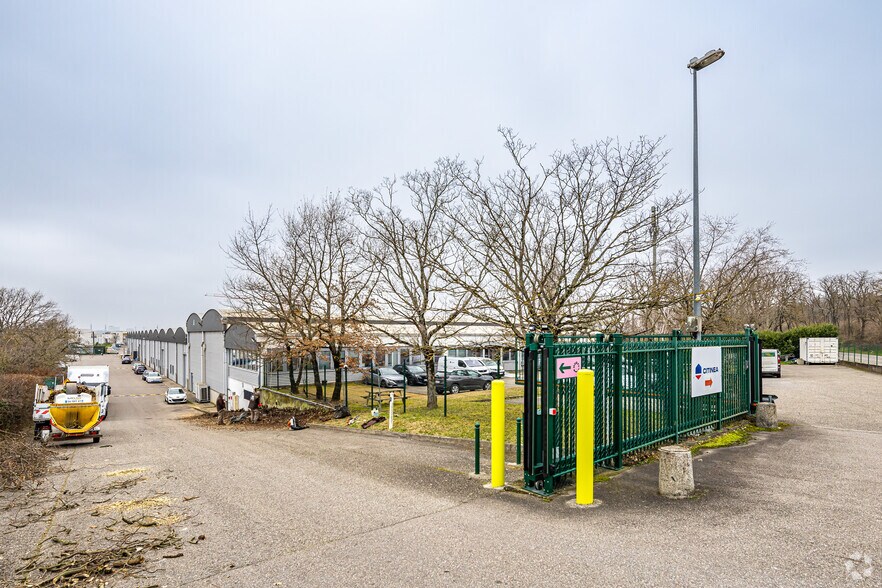 Flex dans Saint-Priest à louer - Photo du bâtiment - Image 3 de 3