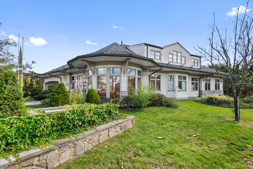 290 Main St, Islip, NY à louer - Photo du bâtiment - Image 1 de 7